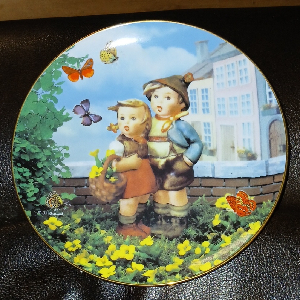 Vintage Hummel Decorative plate 'Surprise'